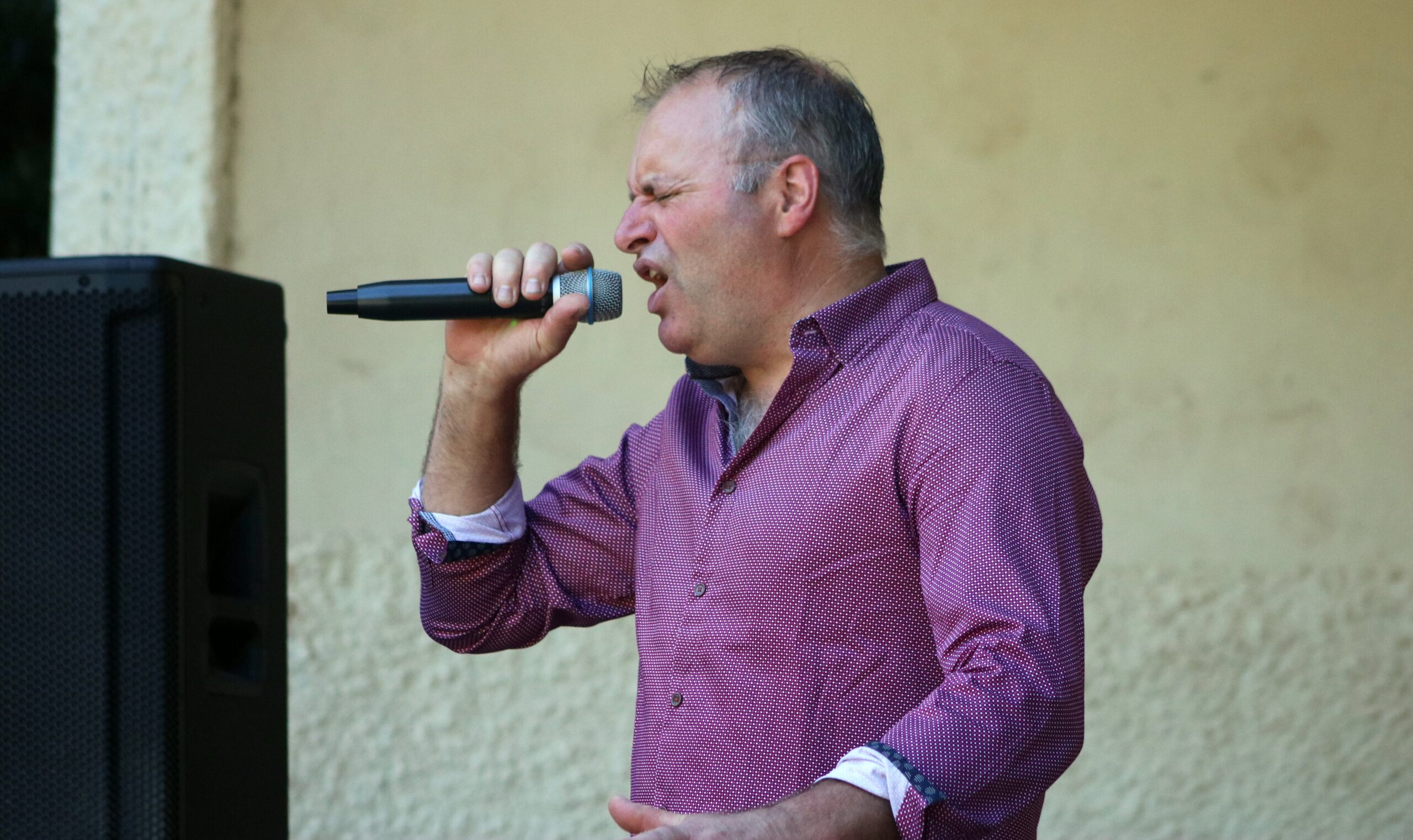 Hundreds flock to hear Jason in the park - Around Wellington